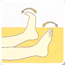 Kinyújtott és kissé megemelt lábbal mozgassa lábujjait: felváltva hajlítsa be, majd nyújtsa ki azokat (2-2 alkalommal)